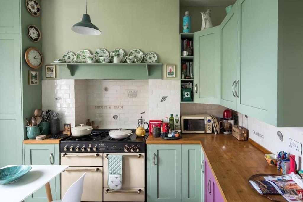 Artists Comfy Home, Near Camden Market *