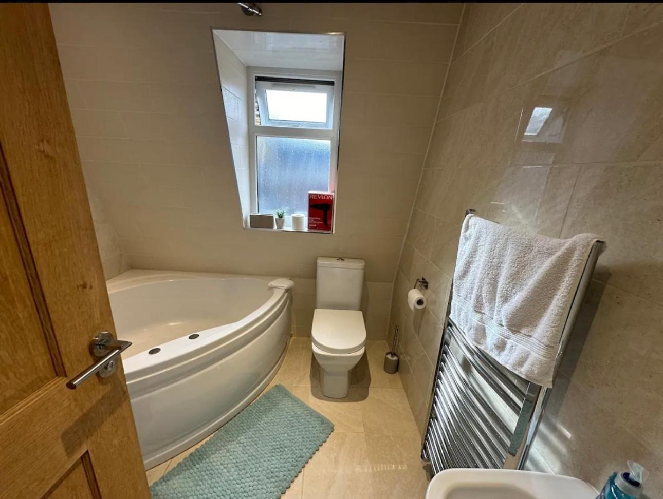 1 Bedroom, Sleeps 5, 30 Minutes To Centre Apartment