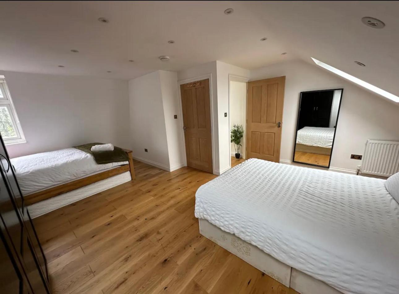 Apartment 1 Bedroom, Sleeps 5, 30 Minutes To Centre