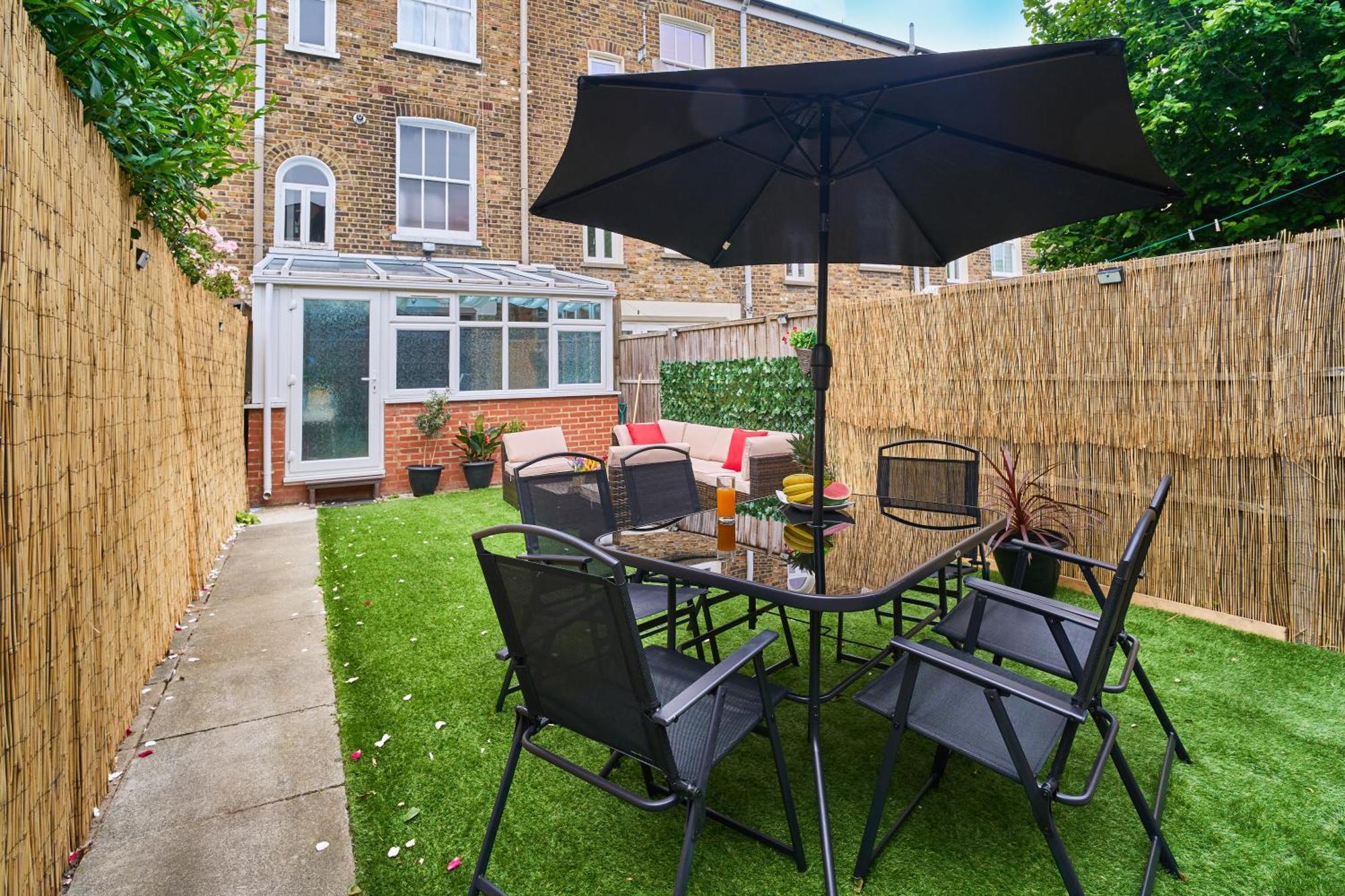Big House With En-suites A Big Garden And Hot-tub Near Tower Bridge Villa London