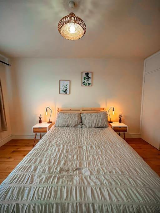 Bright & Spacious Split Level Flat In Kennington Apartment