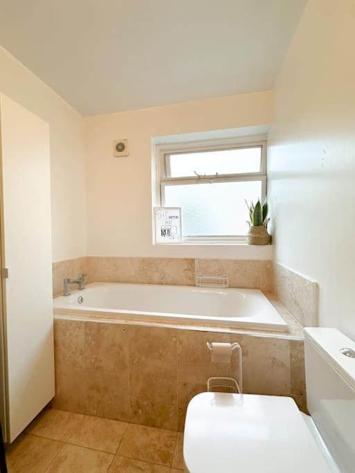 Bright & Spacious Split Level Flat In Kennington Apartment *