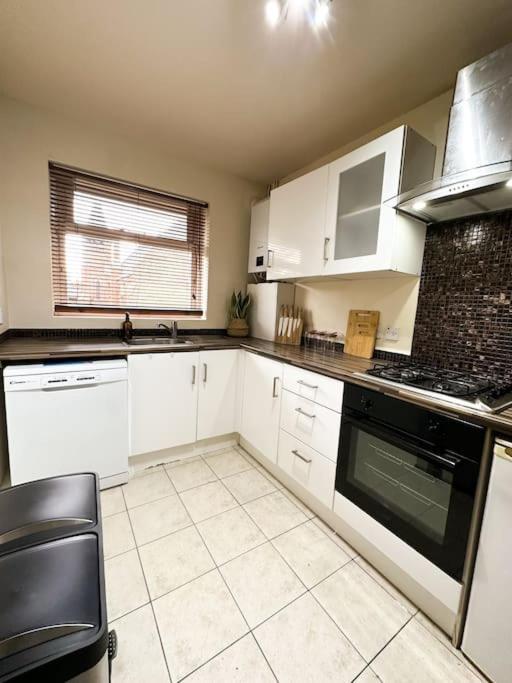 Bright & Spacious Split Level Flat In Kennington Apartment *