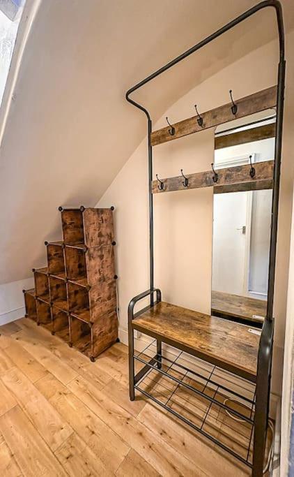 Bright & Spacious Split Level Flat In Kennington London