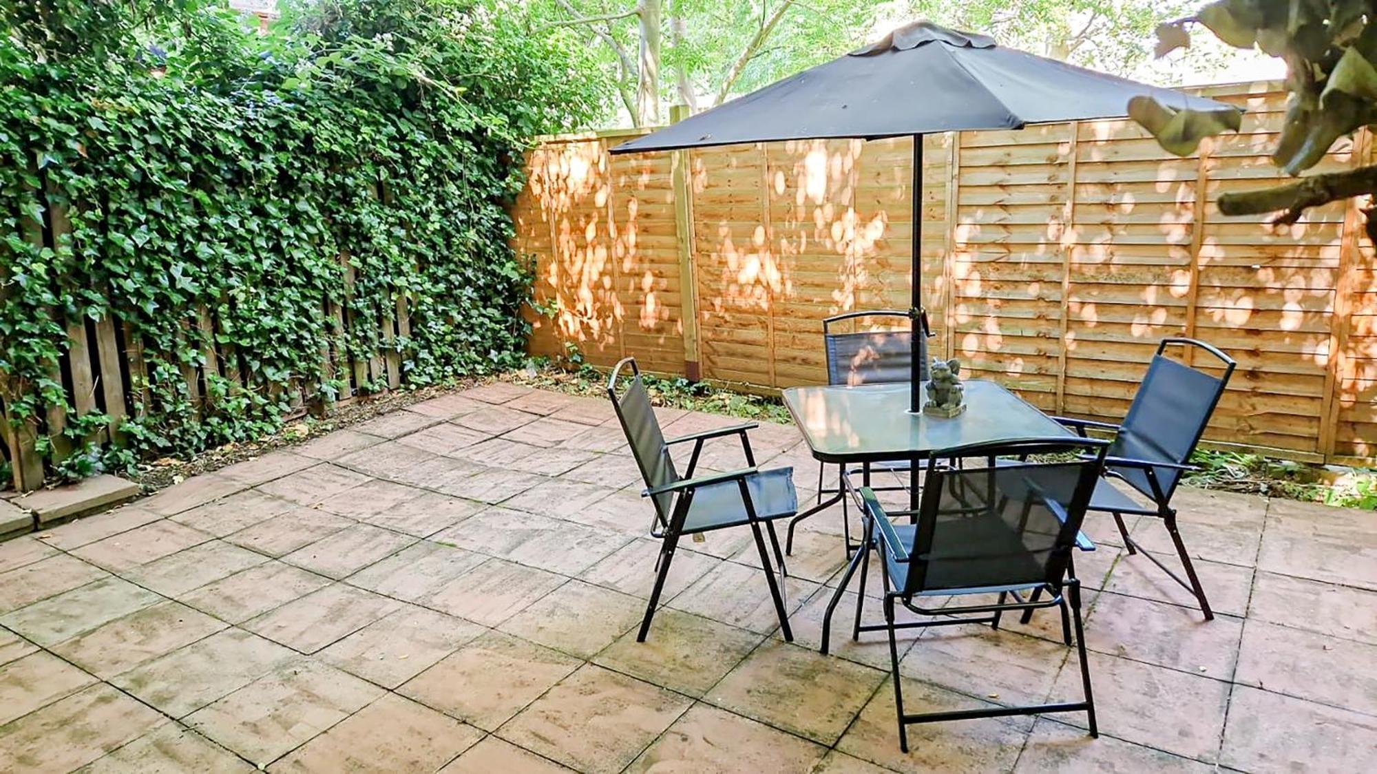 Apartamento Cosy Near Hampstead Heath With Free On-site Parking & Private Gardens, Golders Green Londres