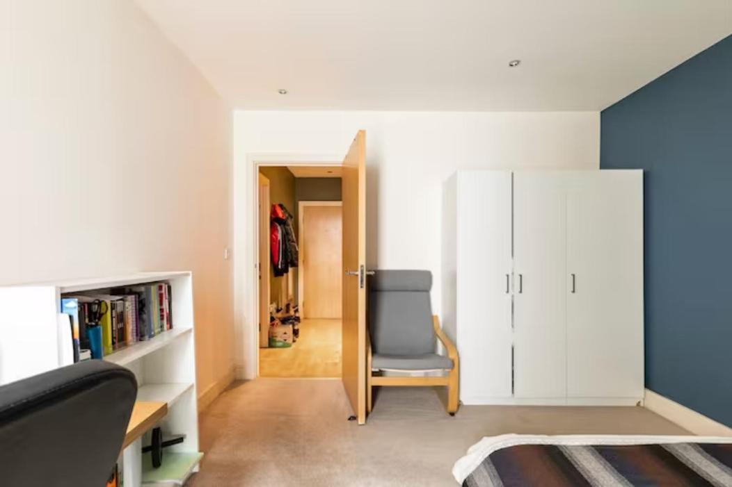 Spacious Air-conditioned Double With Workspace Séjour chez l'habitant