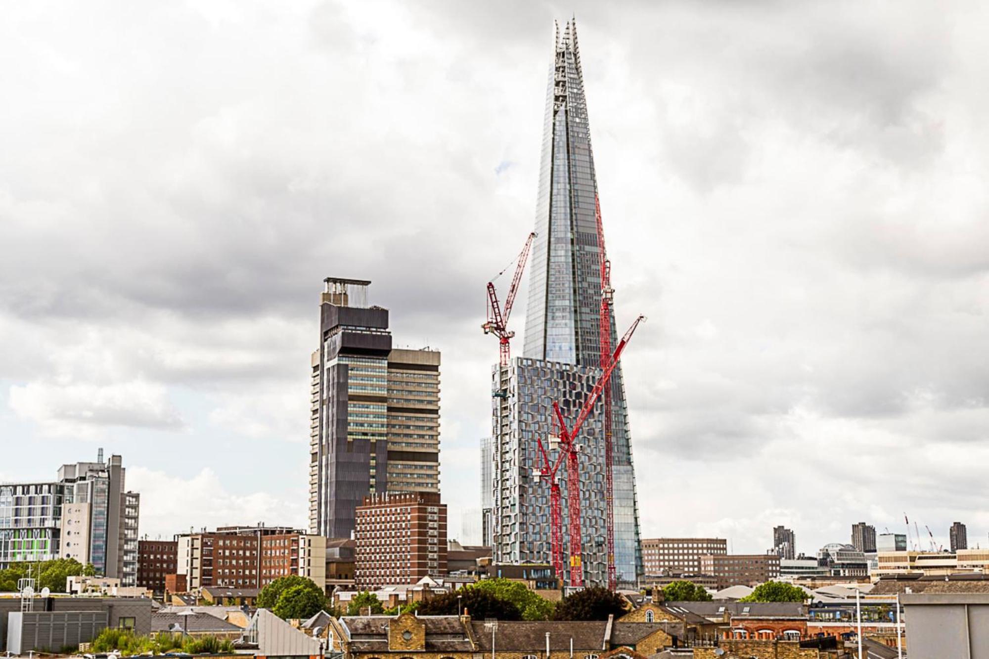 Appartement Modern Haven With Terrace View & Urban Charm Londen
