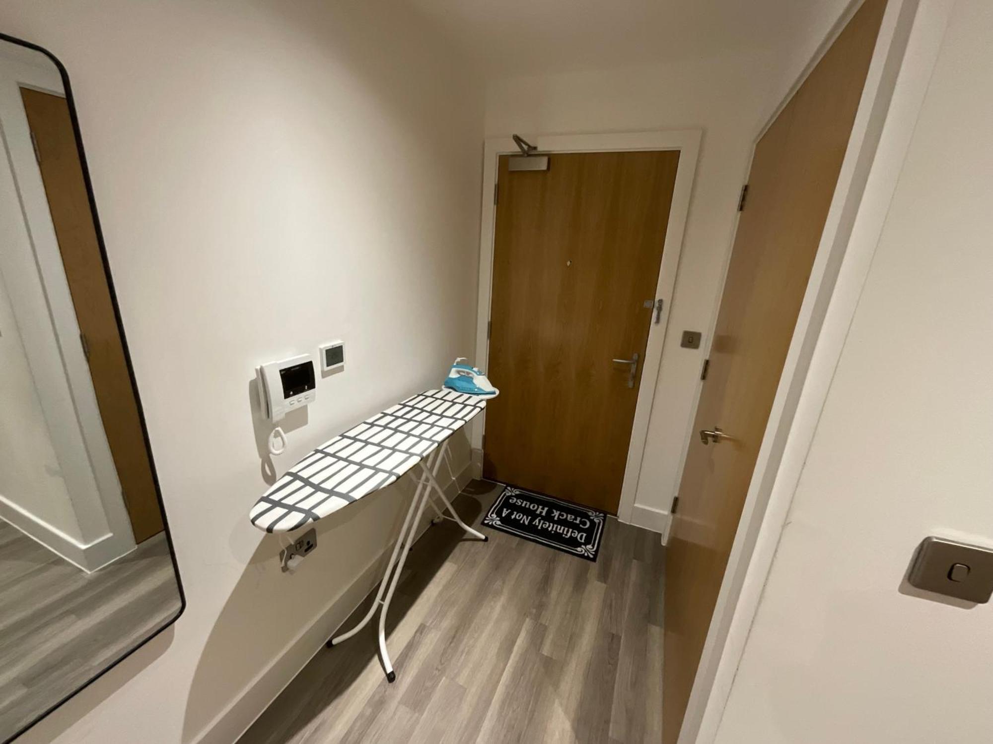Deluxe Double Bed In Shared Near Canary Wharf, Airport & O2 Arena With Thames View