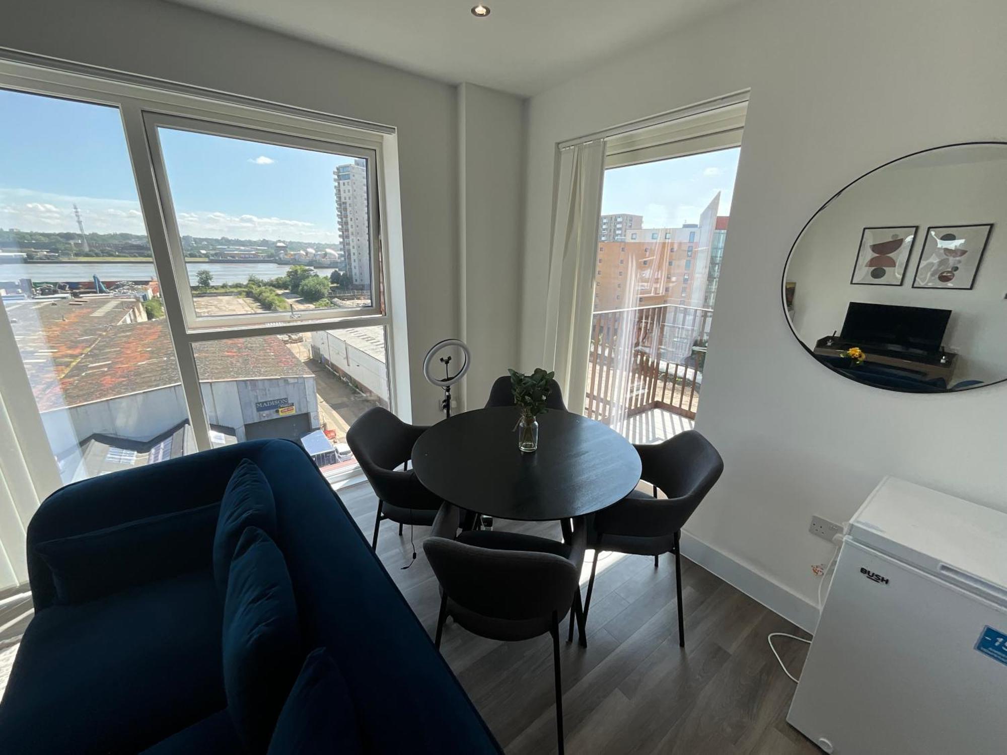 Deluxe Double Bed In Shared Near Canary Wharf, Airport & O2 Arena With Thames View * Londres
