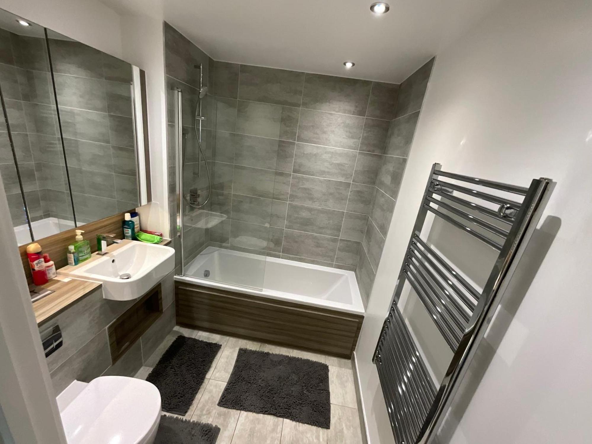 Deluxe Double Bed In Shared Near Canary Wharf, Airport & O2 Arena With Thames View *
