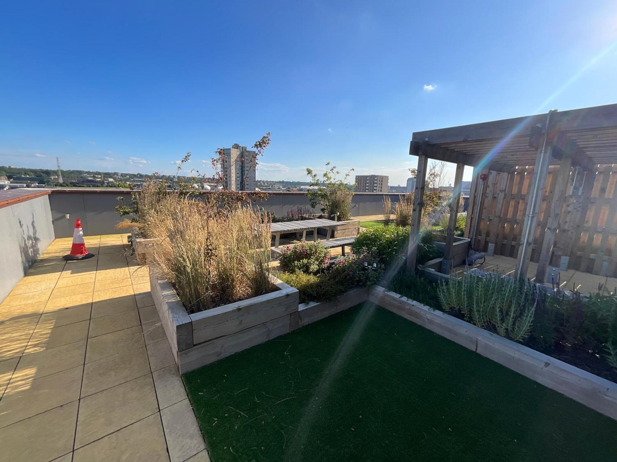 Deluxe Double Bed In Shared Near Canary Wharf, Airport & O2 Arena With Thames View *
