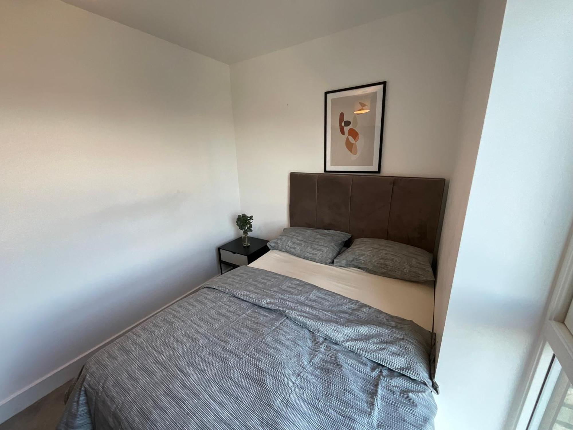 Deluxe Double Bed In Shared Near Canary Wharf, Airport & O2 Arena With Thames View