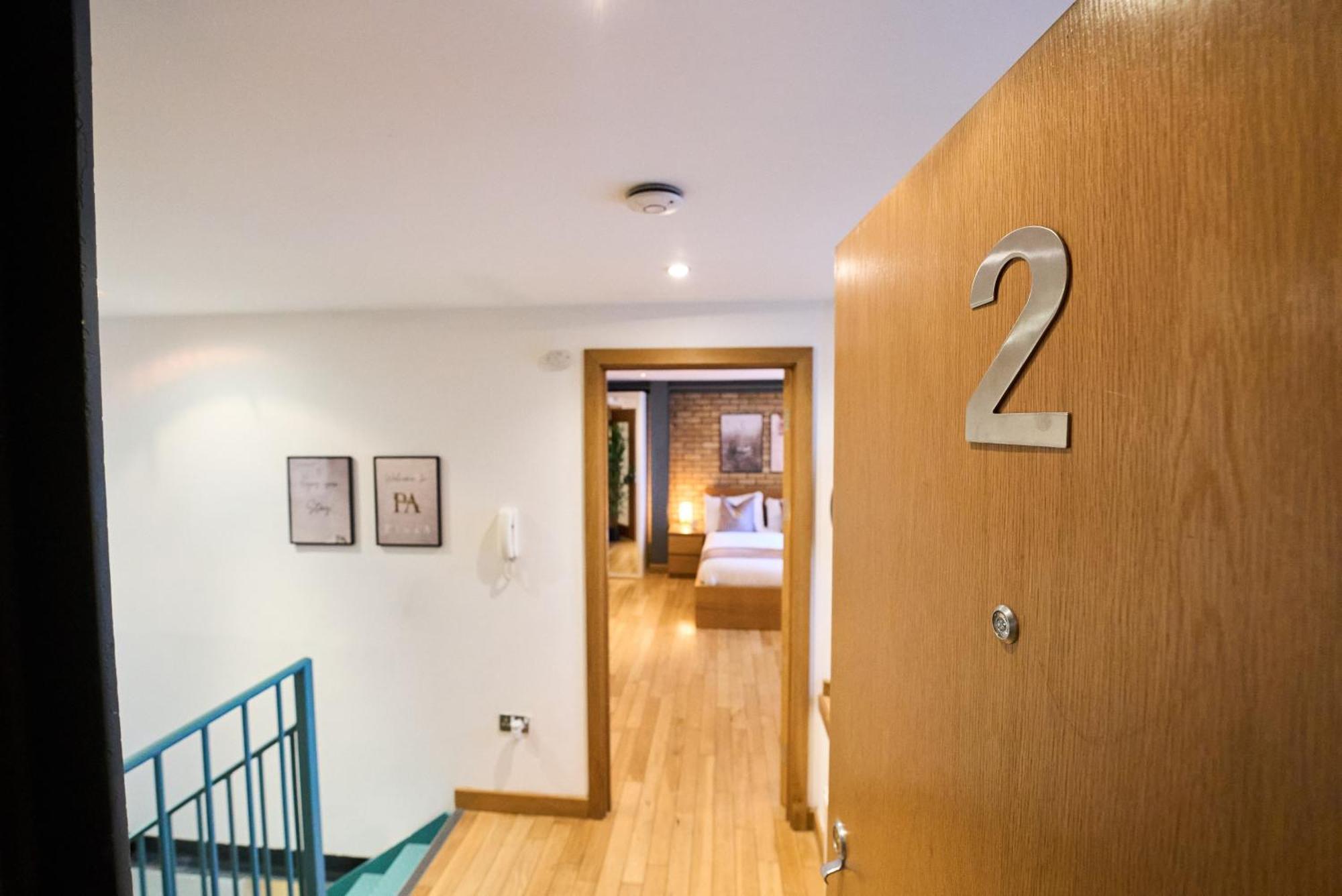 Burgundy Bliss Elegant Retreat - Pluxa Mocha Appartement Londen