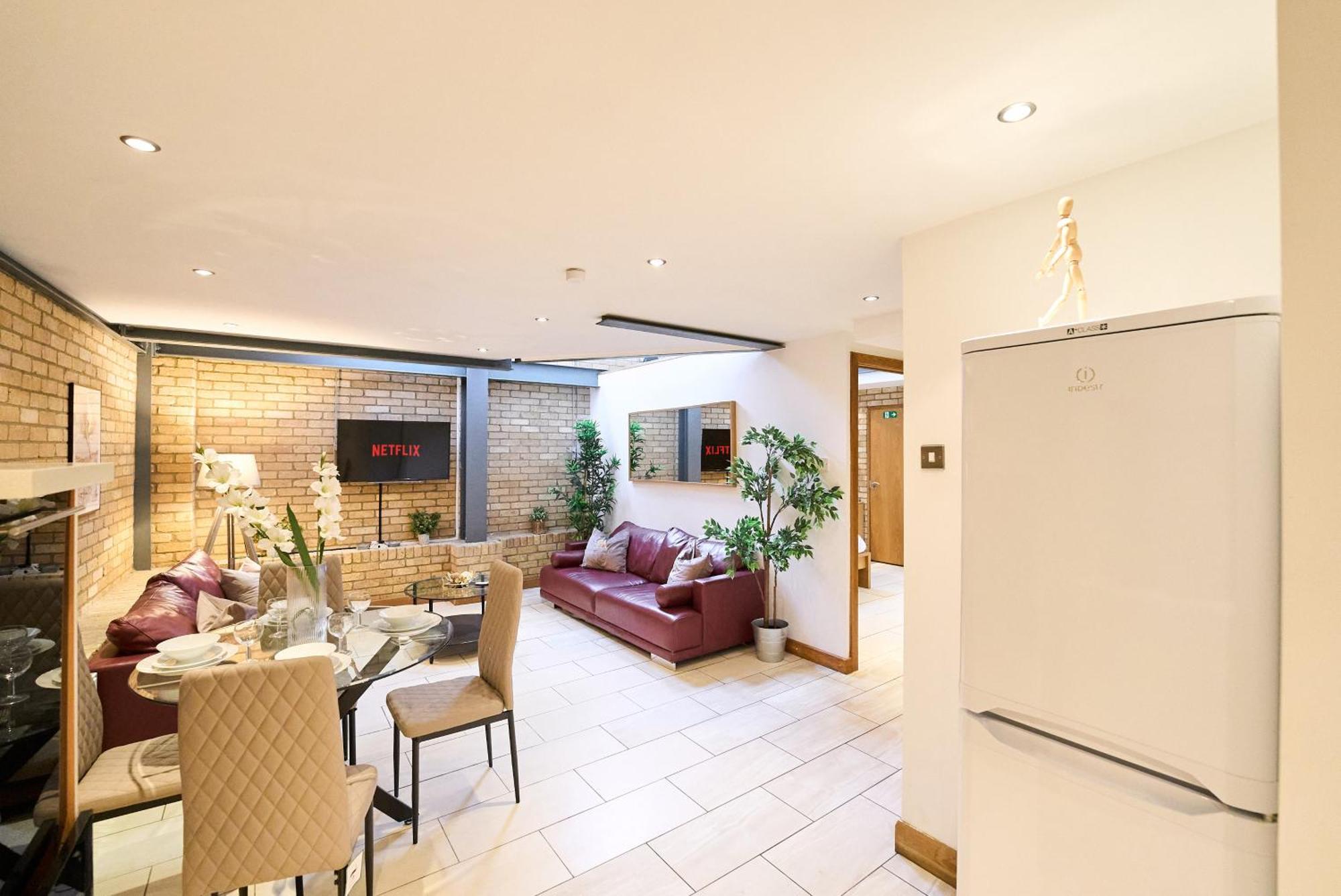 Appartement Burgundy Bliss Elegant Retreat - Pluxa Mocha *