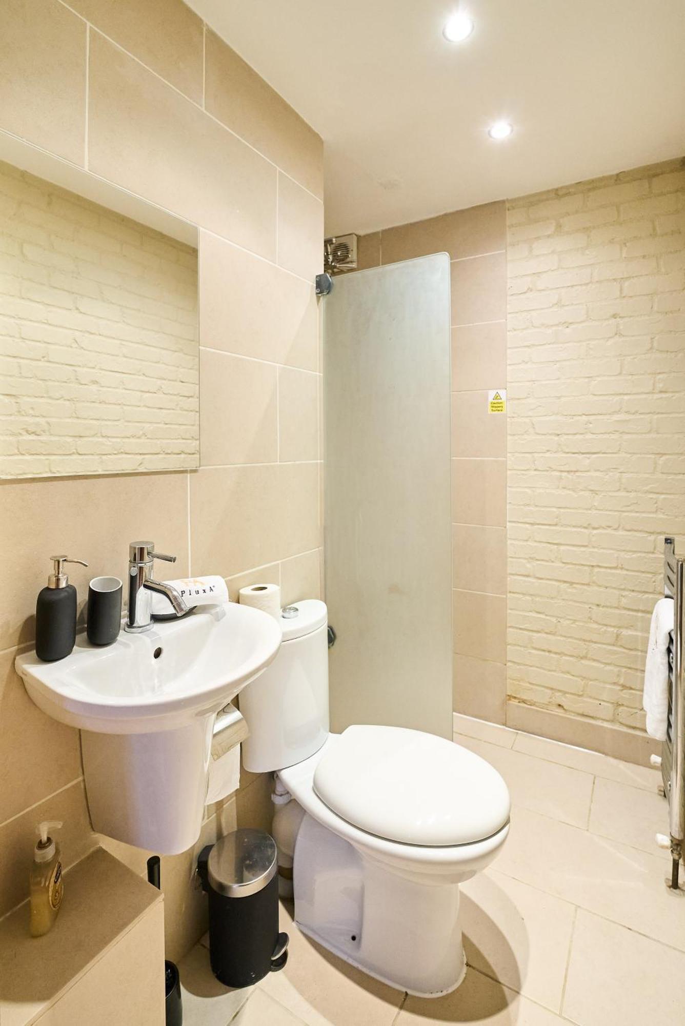 Burgundy Bliss Elegant Retreat - Pluxa Mocha Appartement *