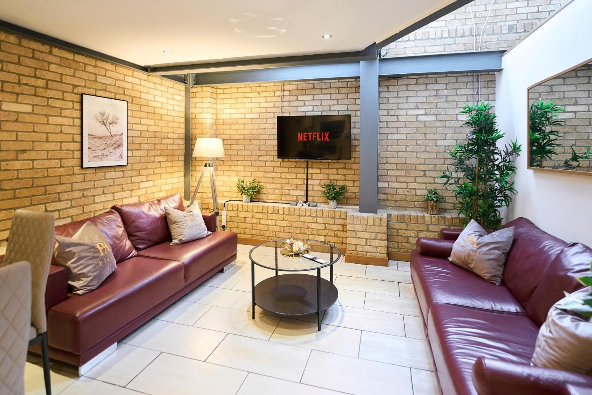 Appartement Burgundy Bliss Elegant Retreat - Pluxa Mocha Londen