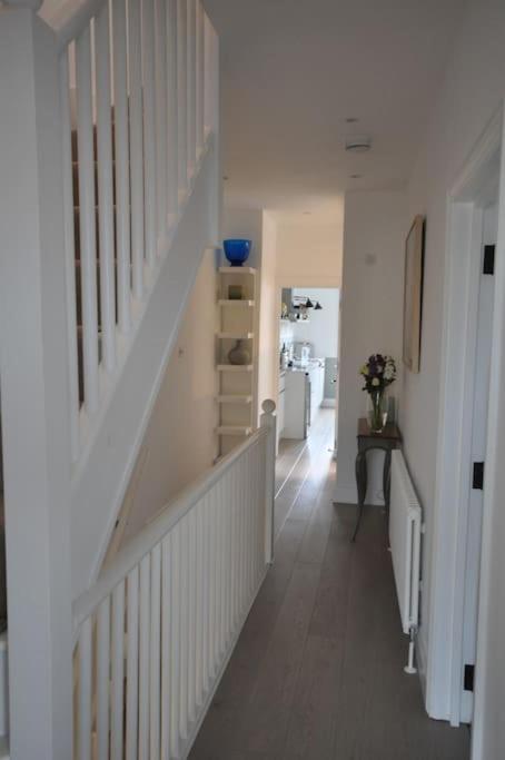 Lovely 2-bed Maisonette With Garden Close To River In Barnes - Mortlake *