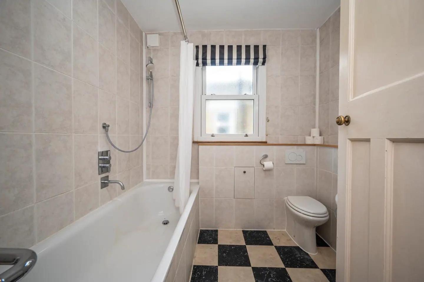 Hébergement de vacances Pass The Keys Large Period House With Garden Near Peckham Londres