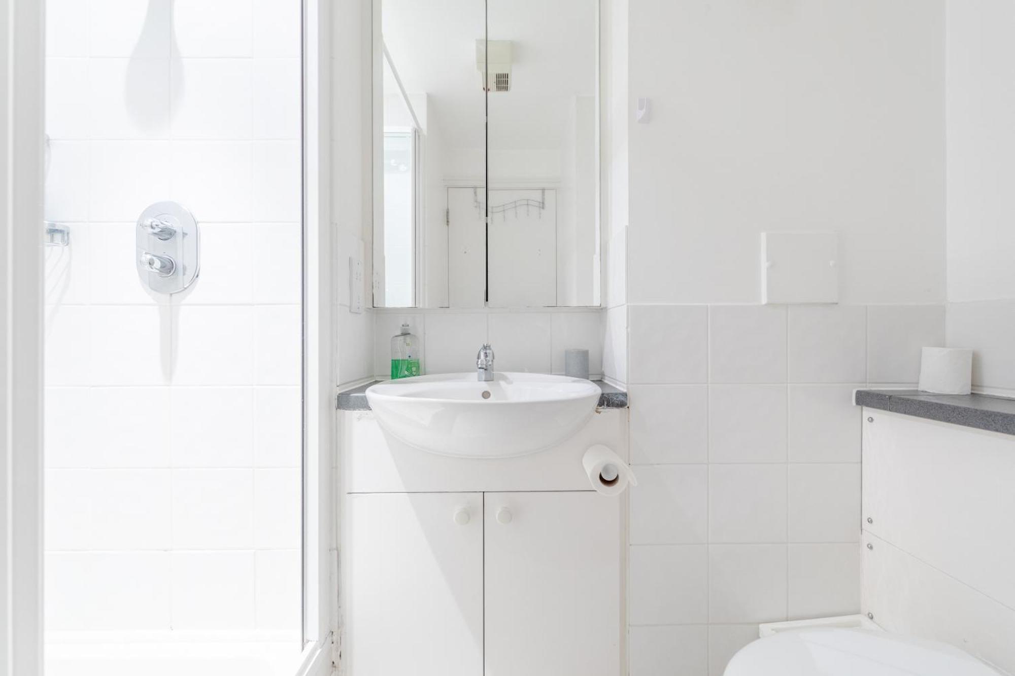 Spacious 2 Bedroom Near White Appartement Londres