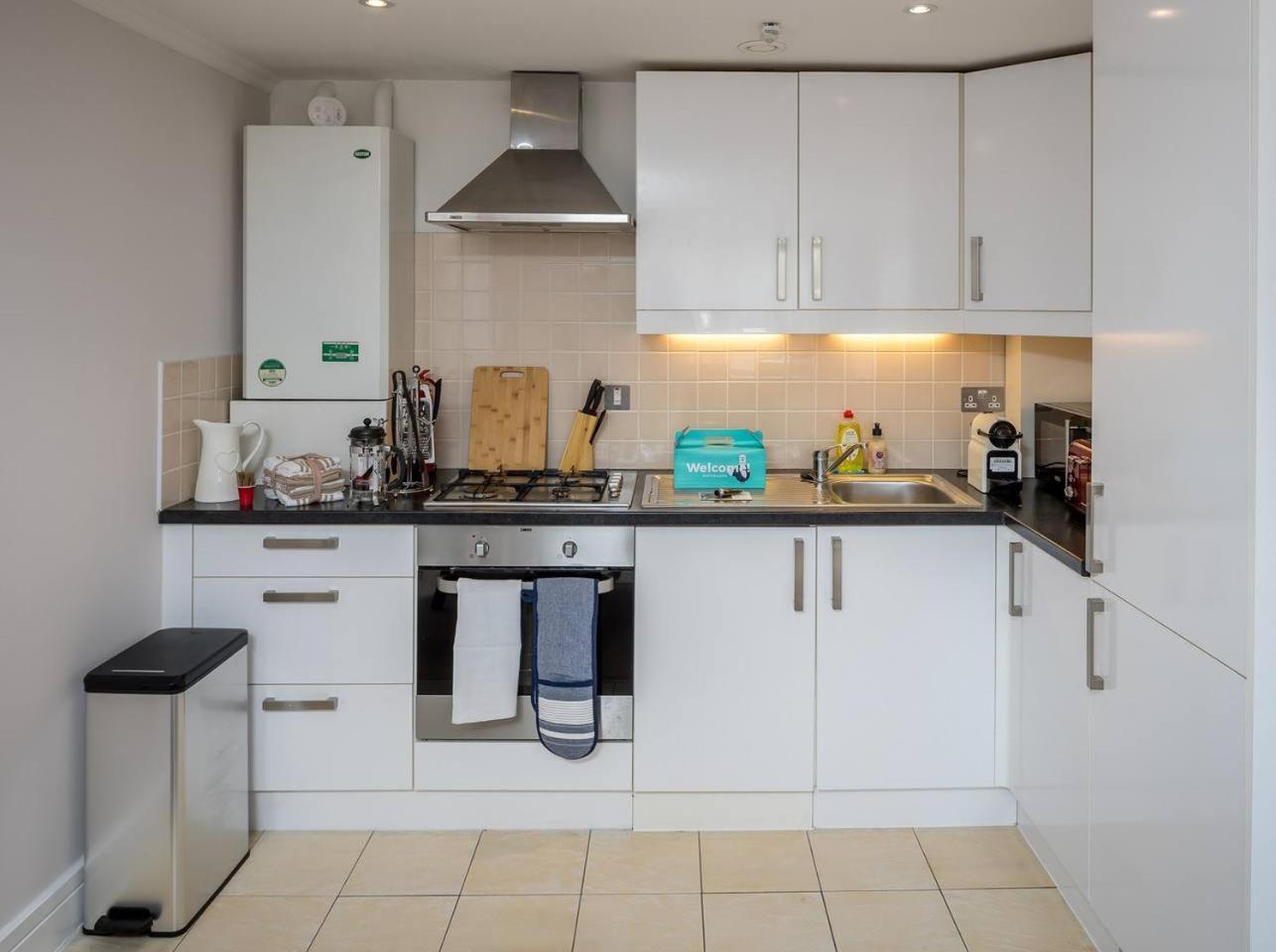 Modern Luxury Apartment, Sleeps Five, Barons Court Londres