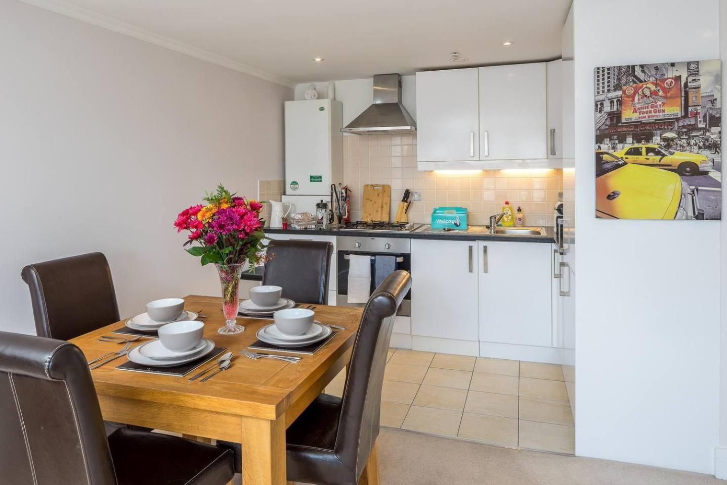Modern Luxury Apartment, Sleeps Five, Barons Court Apartamento Londres