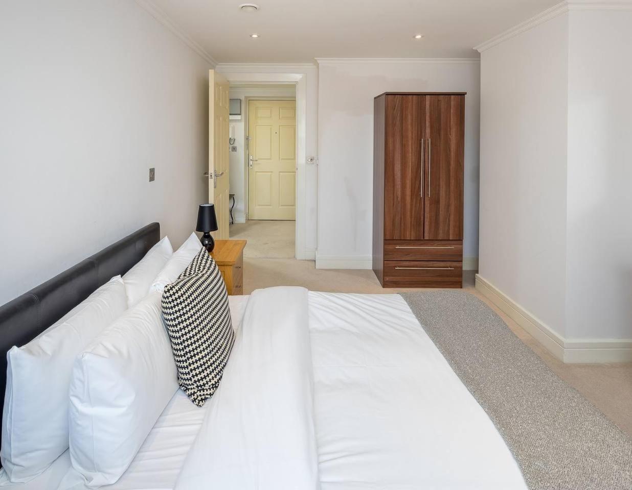 Modern Luxury Apartment, Sleeps Five, Barons Court *