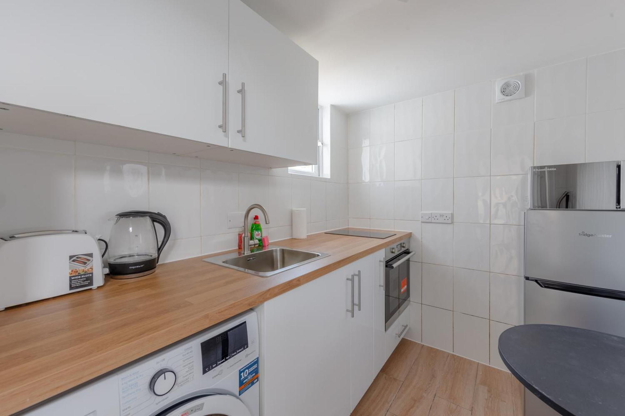 1bd Flat With Patio - 5 Min To Airport Apartamento