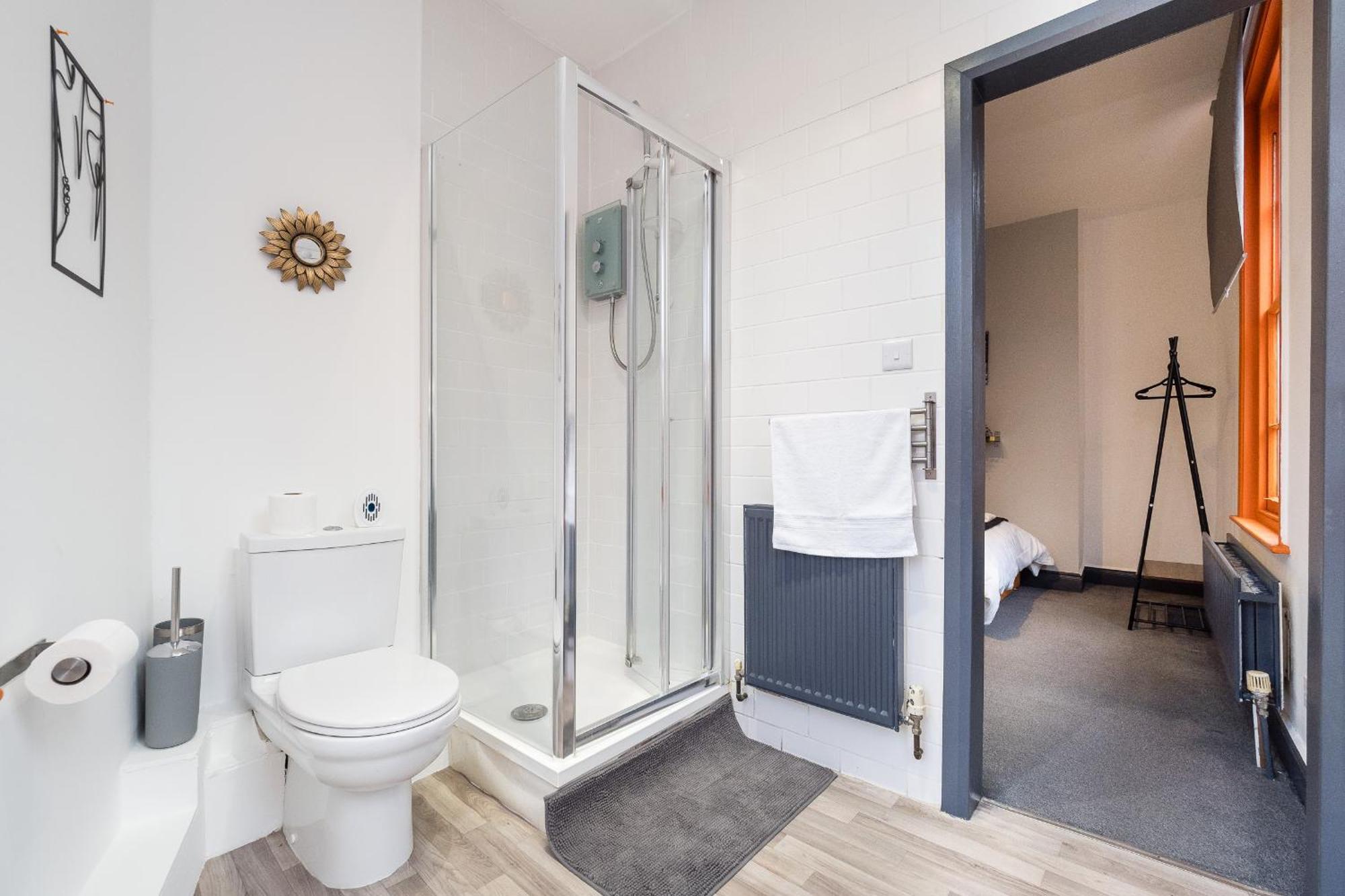 Spacious 6 Ensuite Bedroom House In *