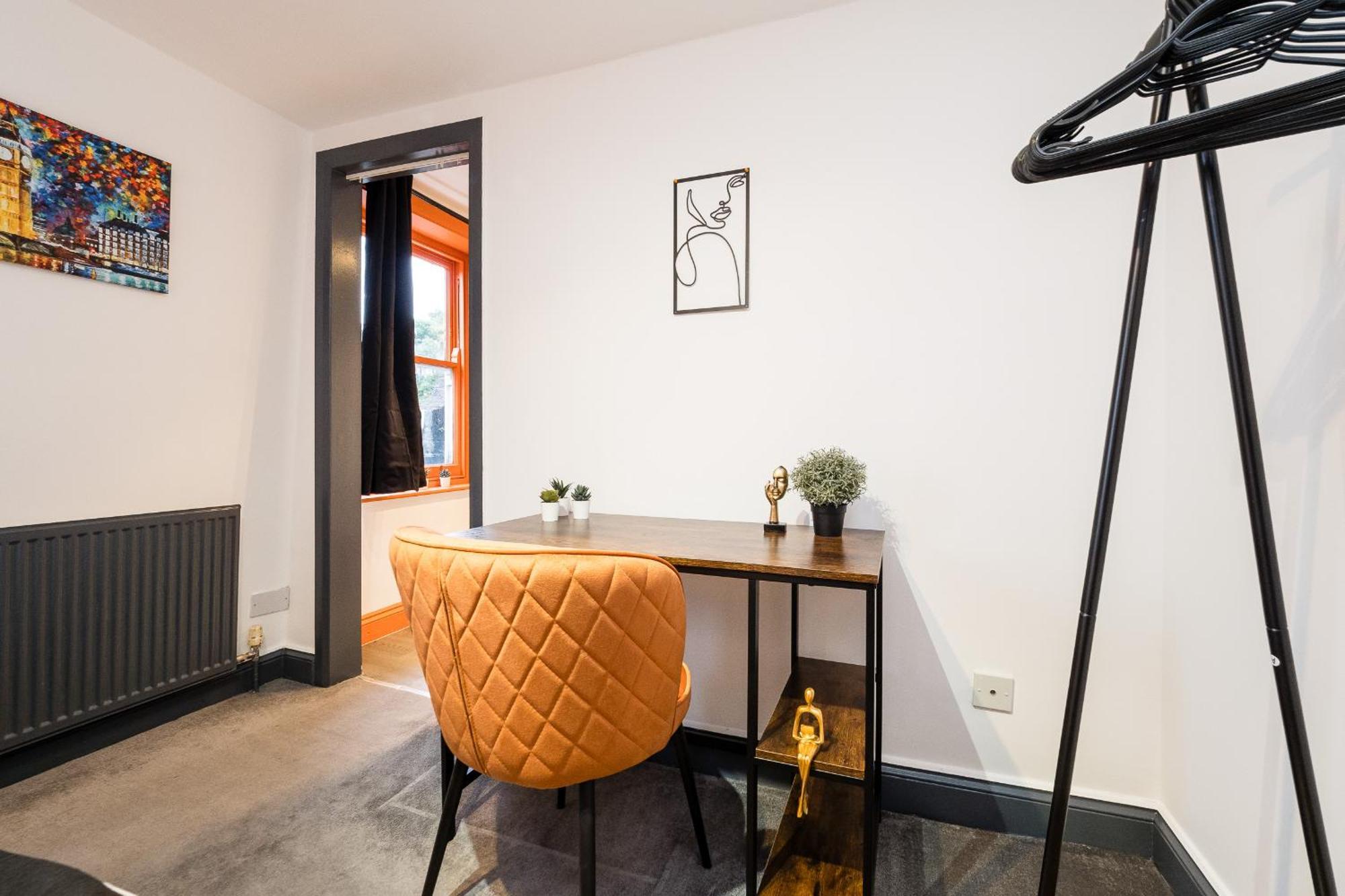 Spacious 6 Ensuite Bedroom House In