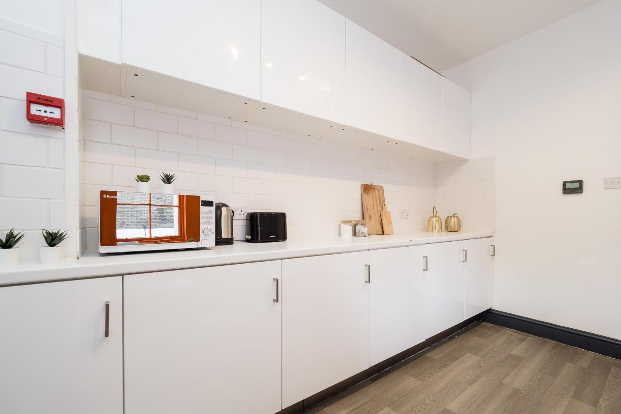 Spacious 6 Ensuite Bedroom House In