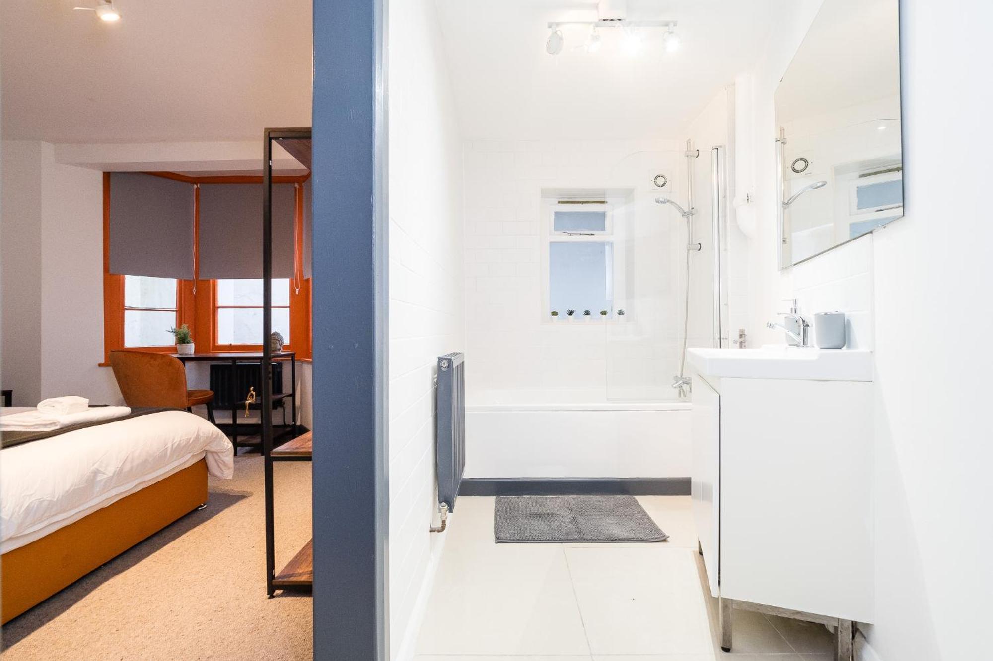 Spacious 6 Ensuite Bedroom House In *