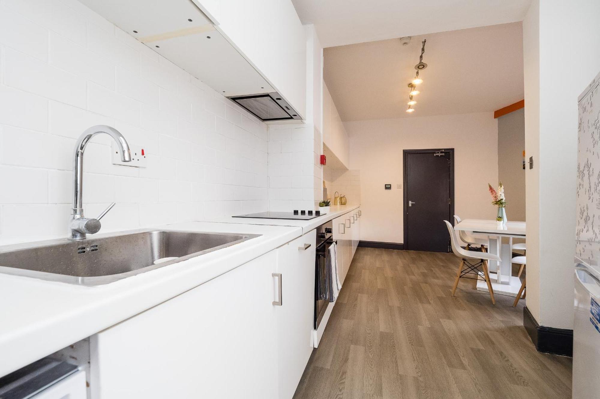 Spacious 6 Ensuite Bedroom House In *