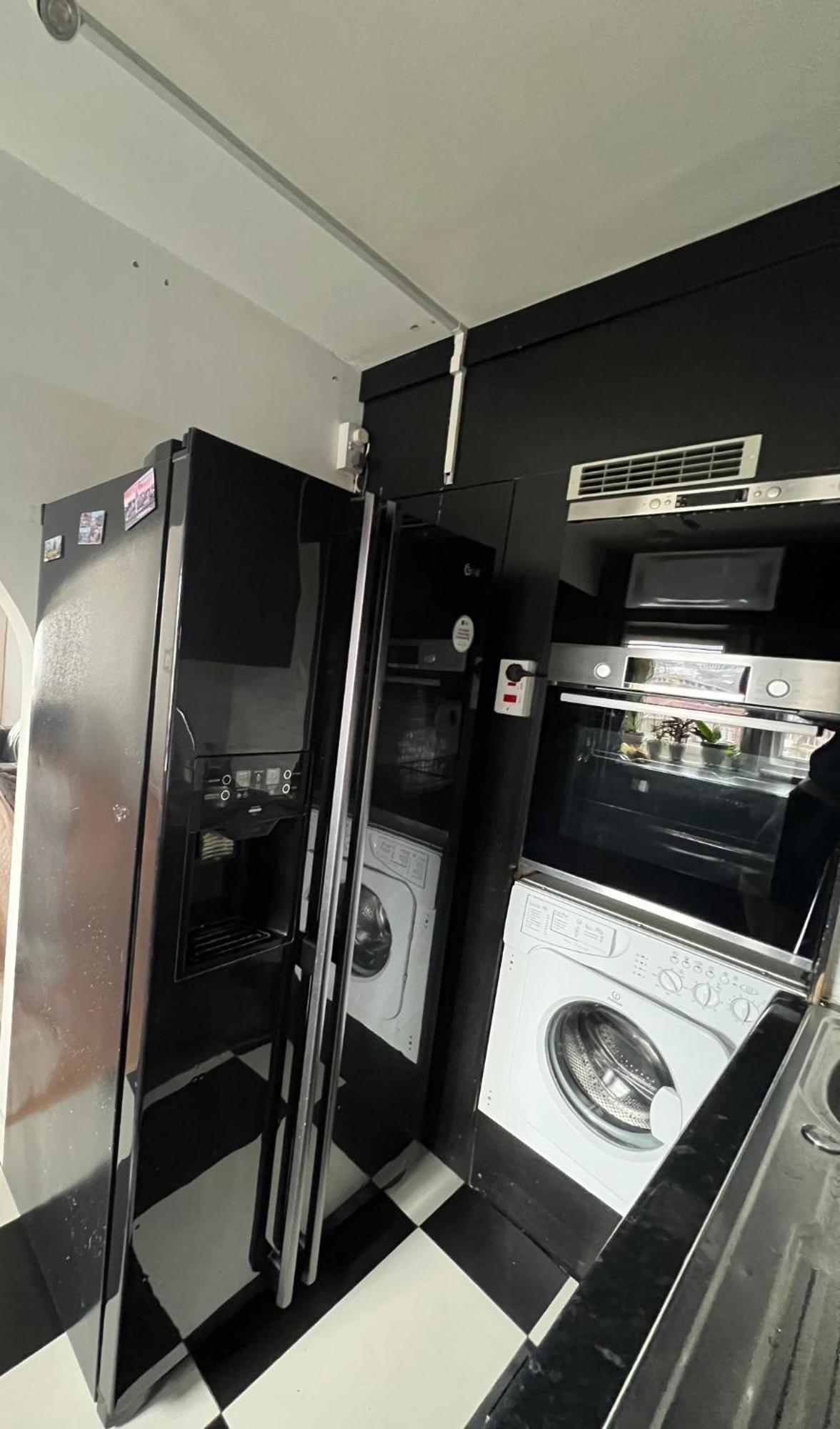 Apartment 2 Bedroom Flat In Zone 1 East With Parking London