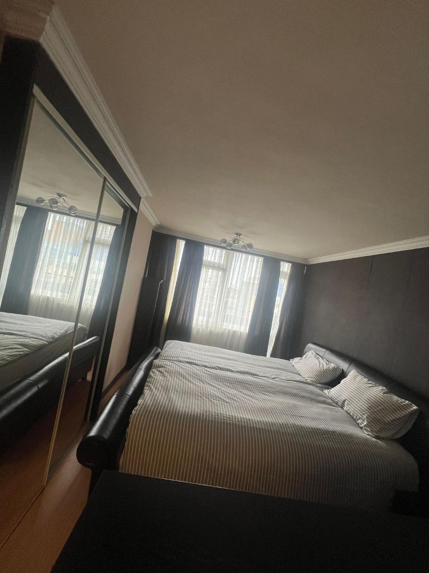 2 Bedroom Flat In Zone 1 East With Parking *