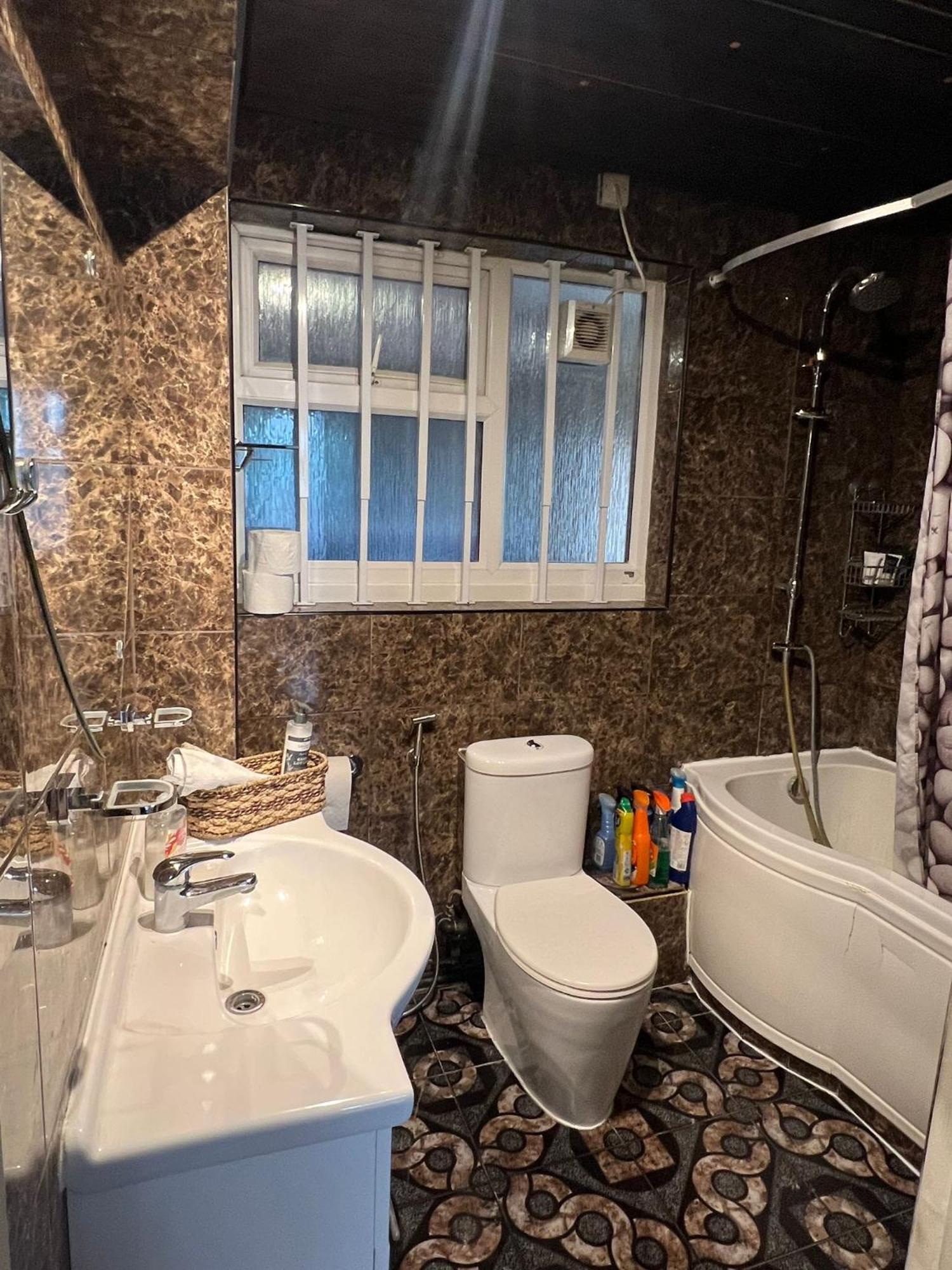 2 Bedroom Flat In Zone 1 East With Parking Apartment