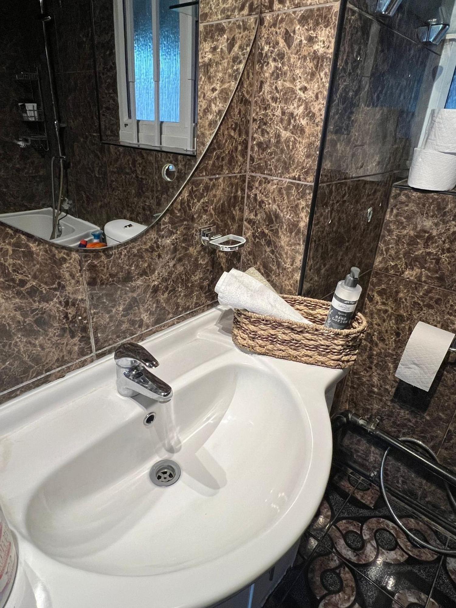 2 Bedroom Flat In Zone 1 East With Parking * London