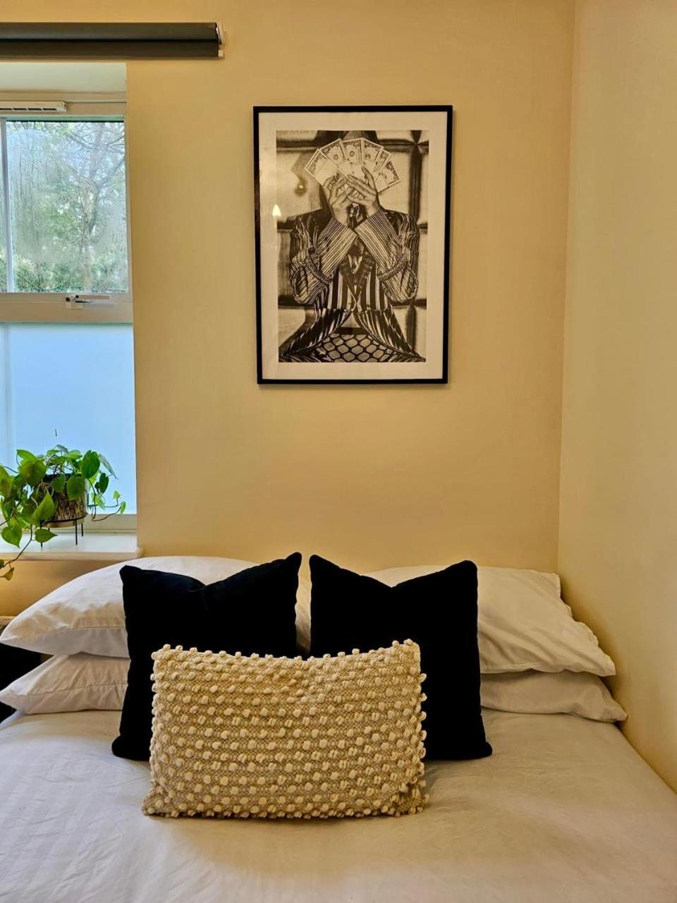 2 Bedroom Spacious In * London