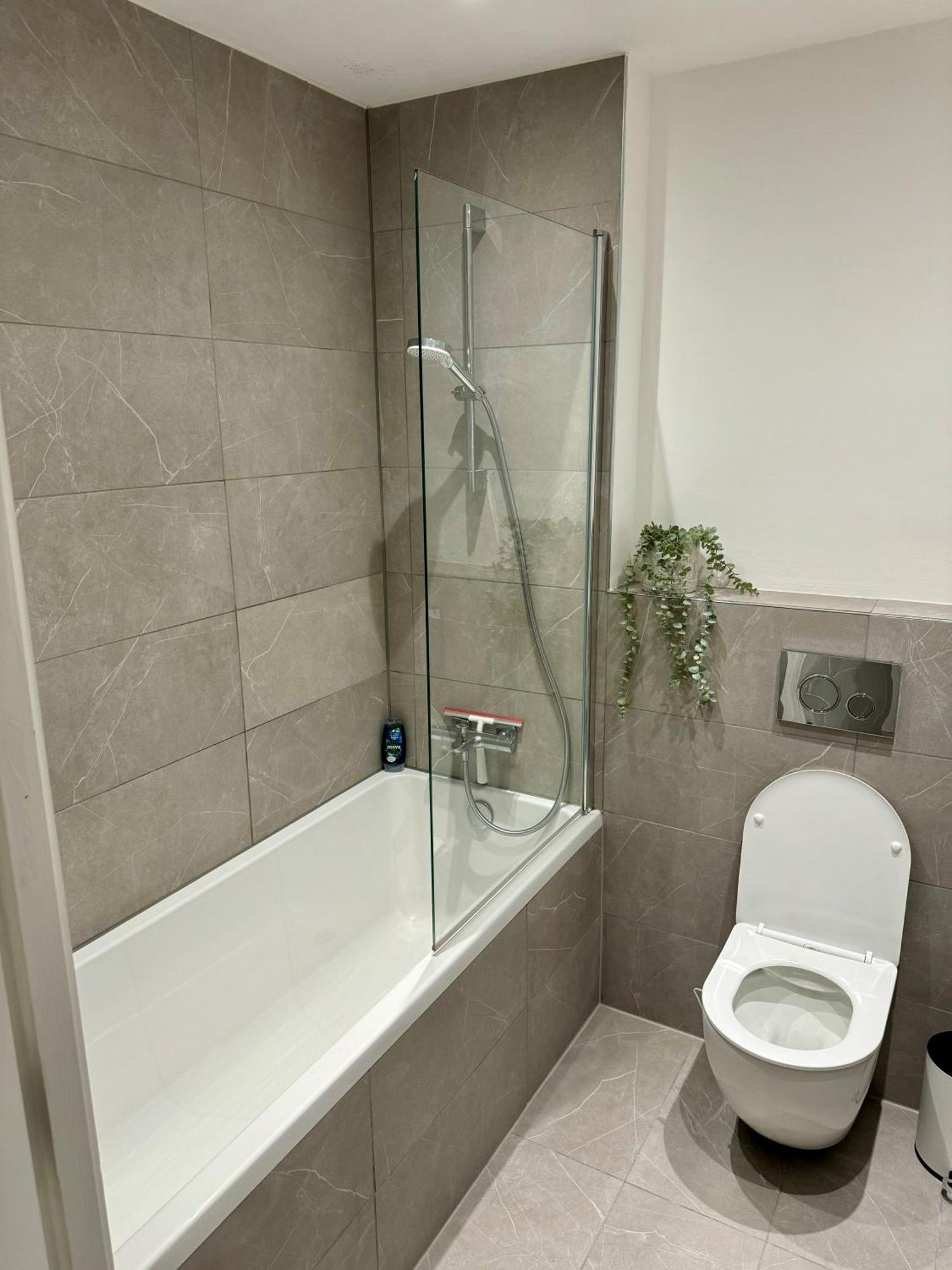 2 Bedroom Spacious In Apartment London