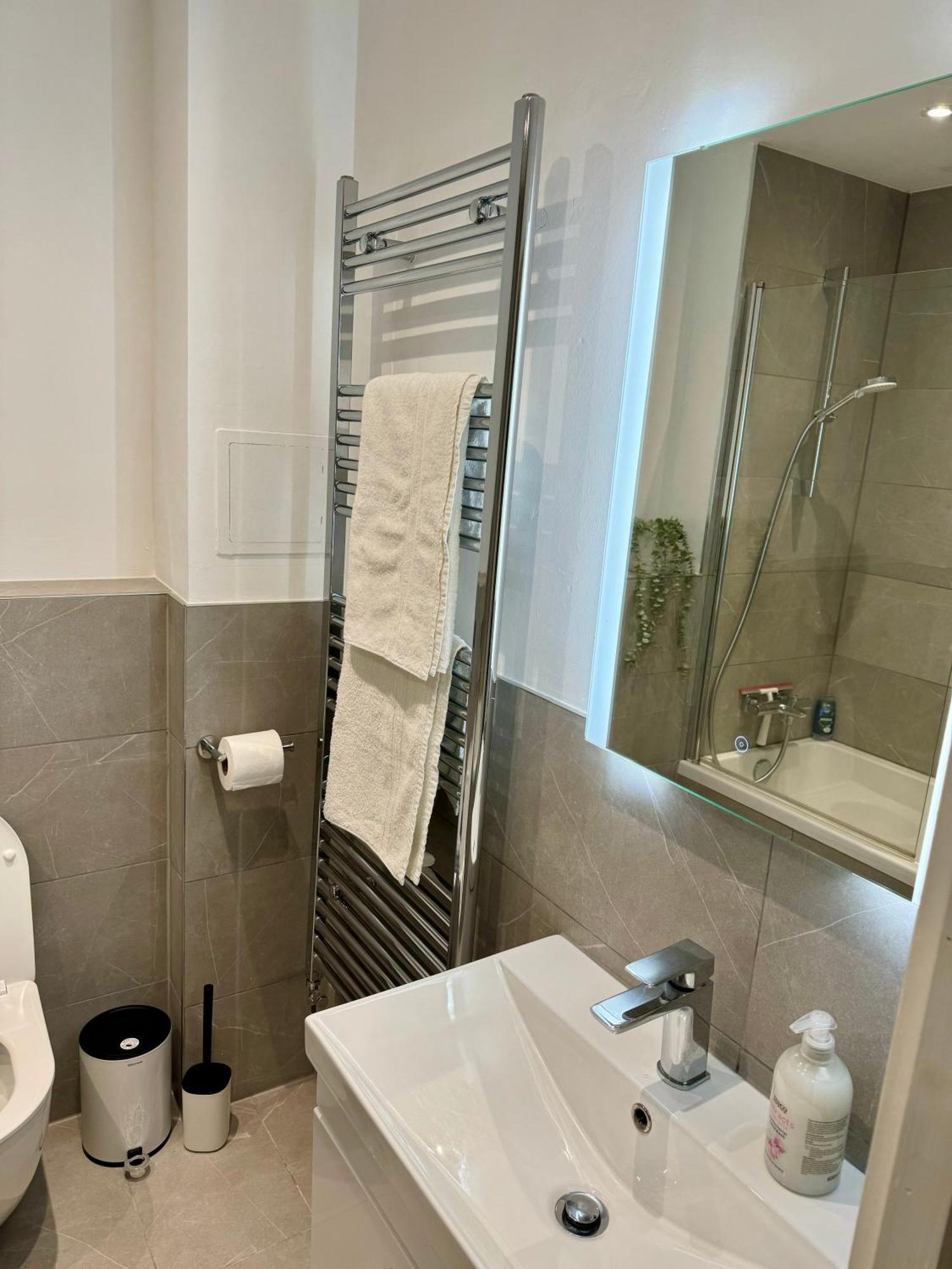 2 Bedroom Spacious In * London