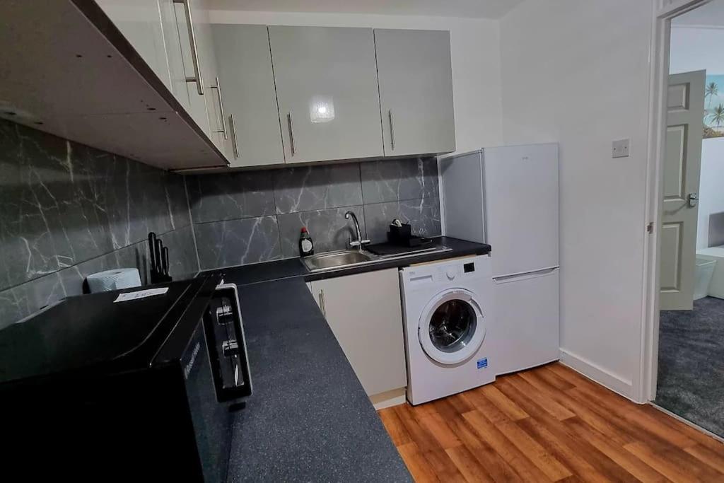 1 Bed Flat With Free Parking In E13 Apartamento *