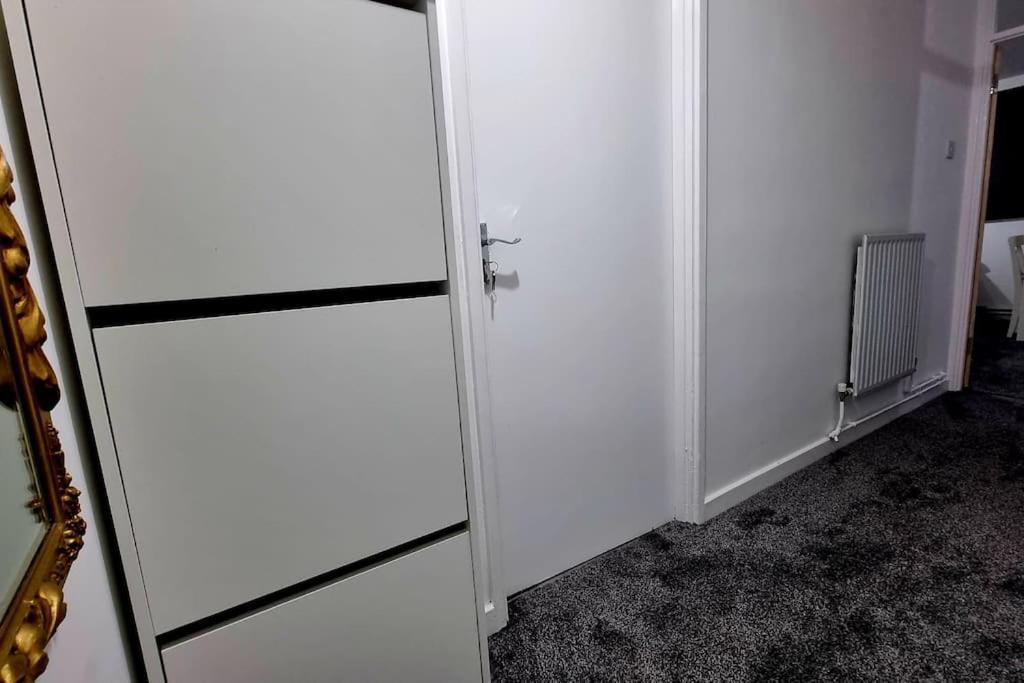 1 Bed Flat With Free Parking In E13 *