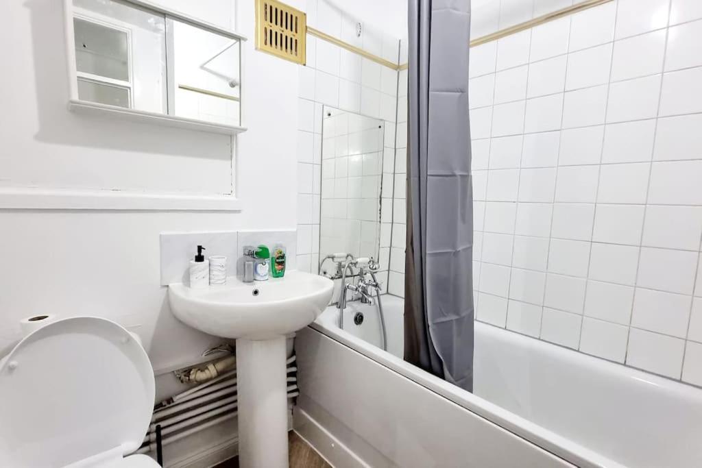 Apartamento 1 Bed Flat With Free Parking In E13