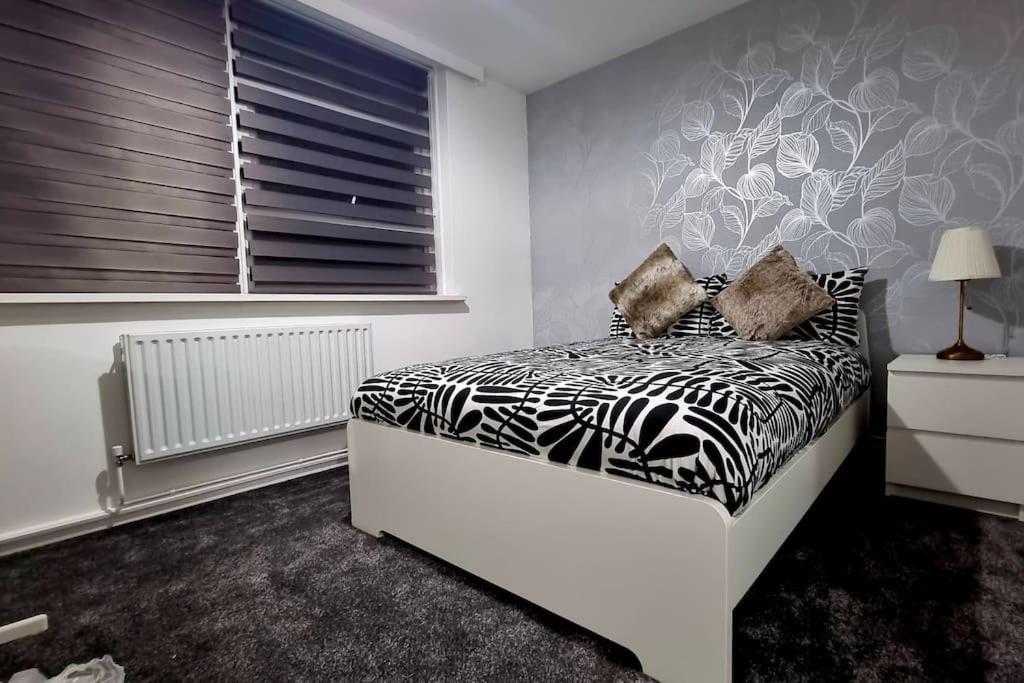1 Bed Flat With Free Parking In E13