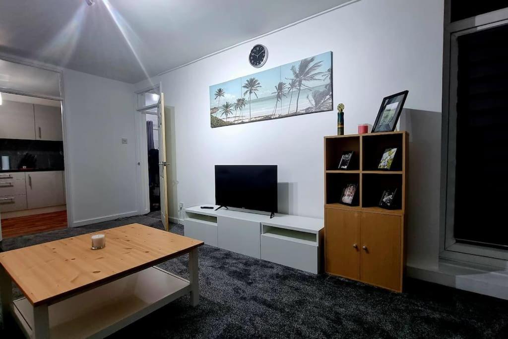 1 Bed Flat With Free Parking In E13