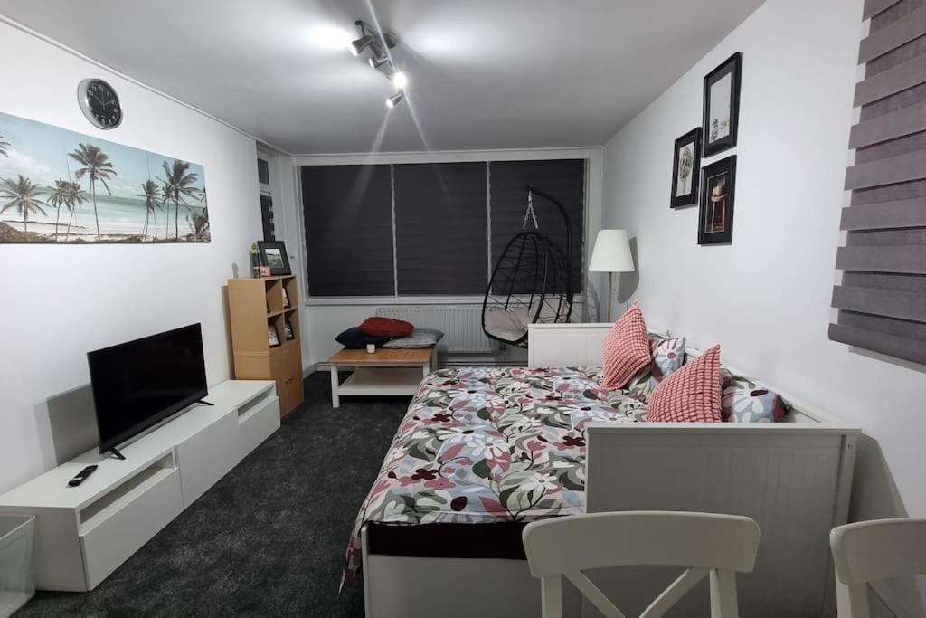1 Bed Flat With Free Parking In E13 *