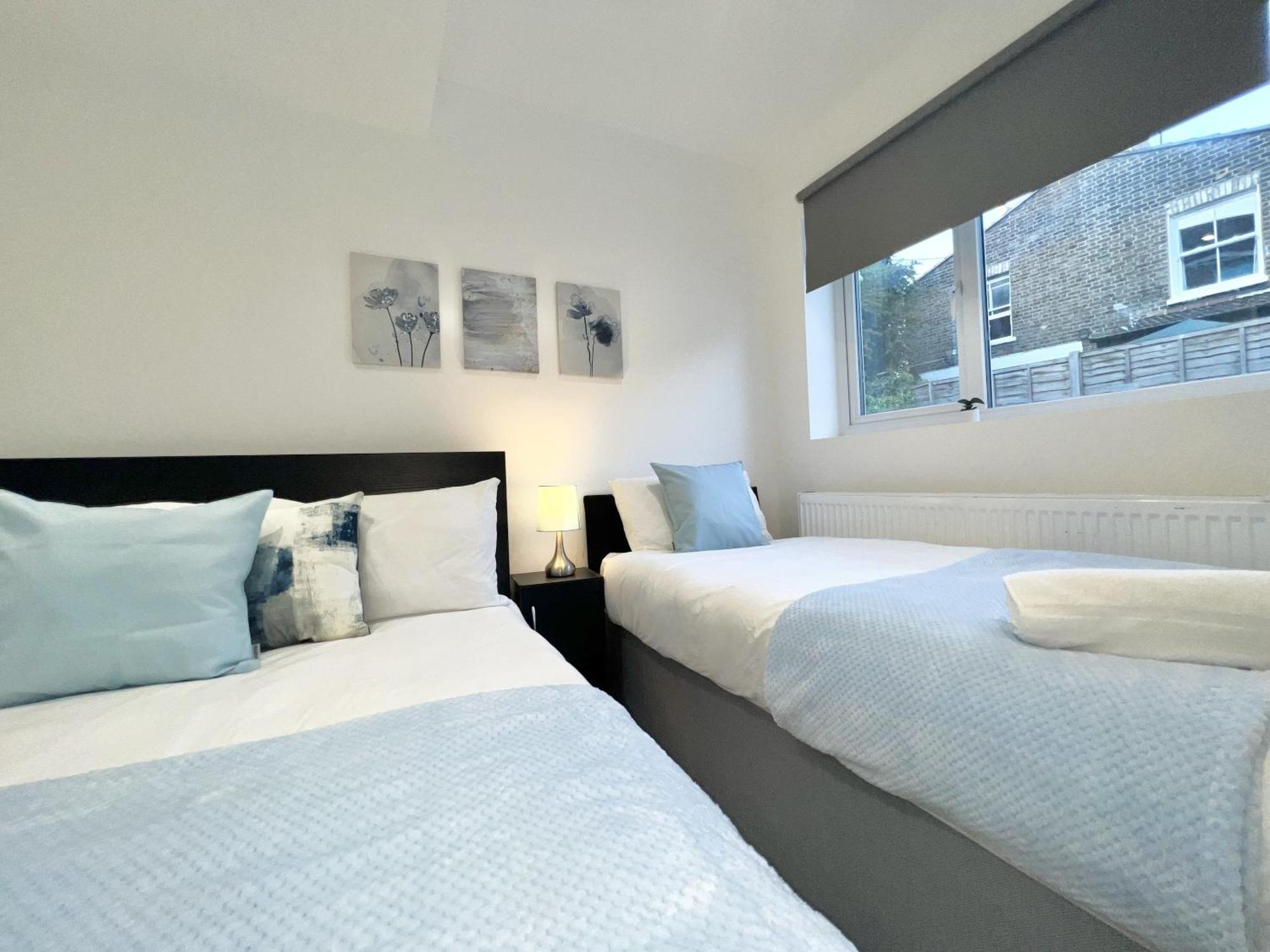 Three Bedroom Apartment By Dashh Properties Short Lets & Serviced Accommodation In Shepherds Bush Sleeps 9 With Free Wifi
