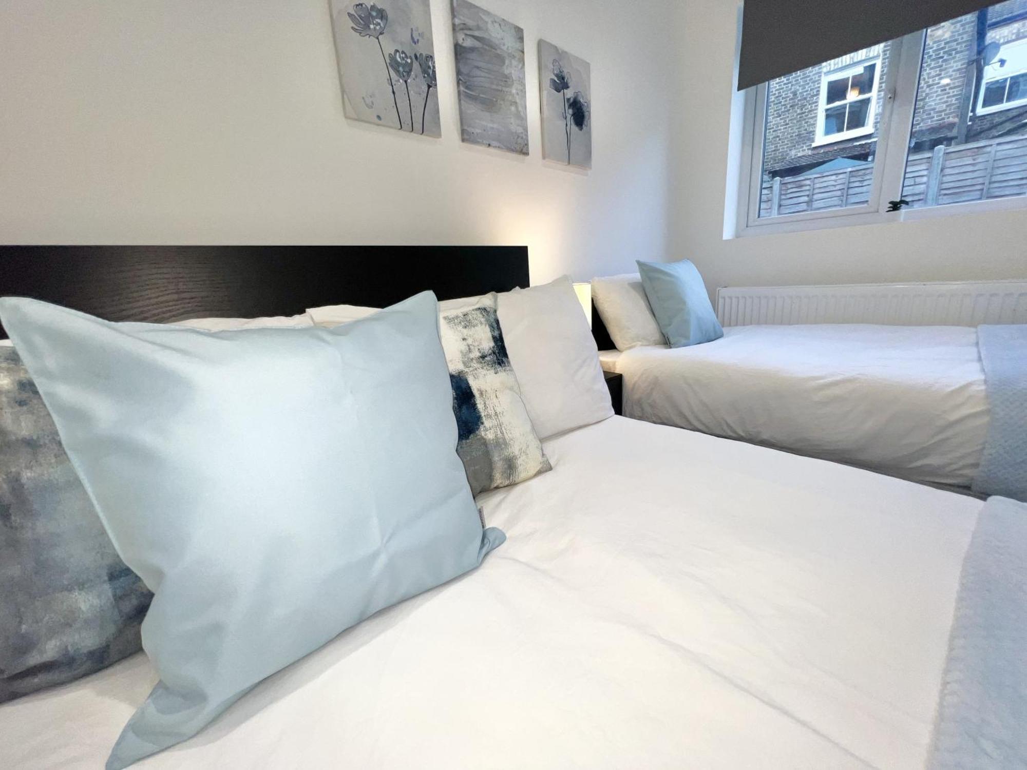Three Bedroom Apartment By Dashh Properties Short Lets & Serviced Accommodation In Shepherds Bush Sleeps 9 With Free Wifi