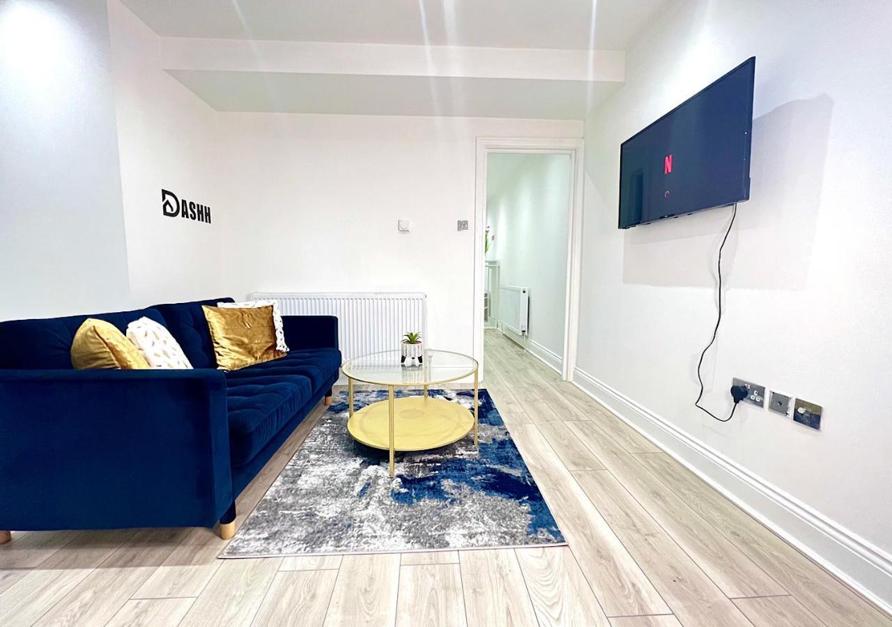 Three Bedroom By Dashh Short Lets & Serviced In Shepherds Bush Sleeps 9 With Free Wifi *
