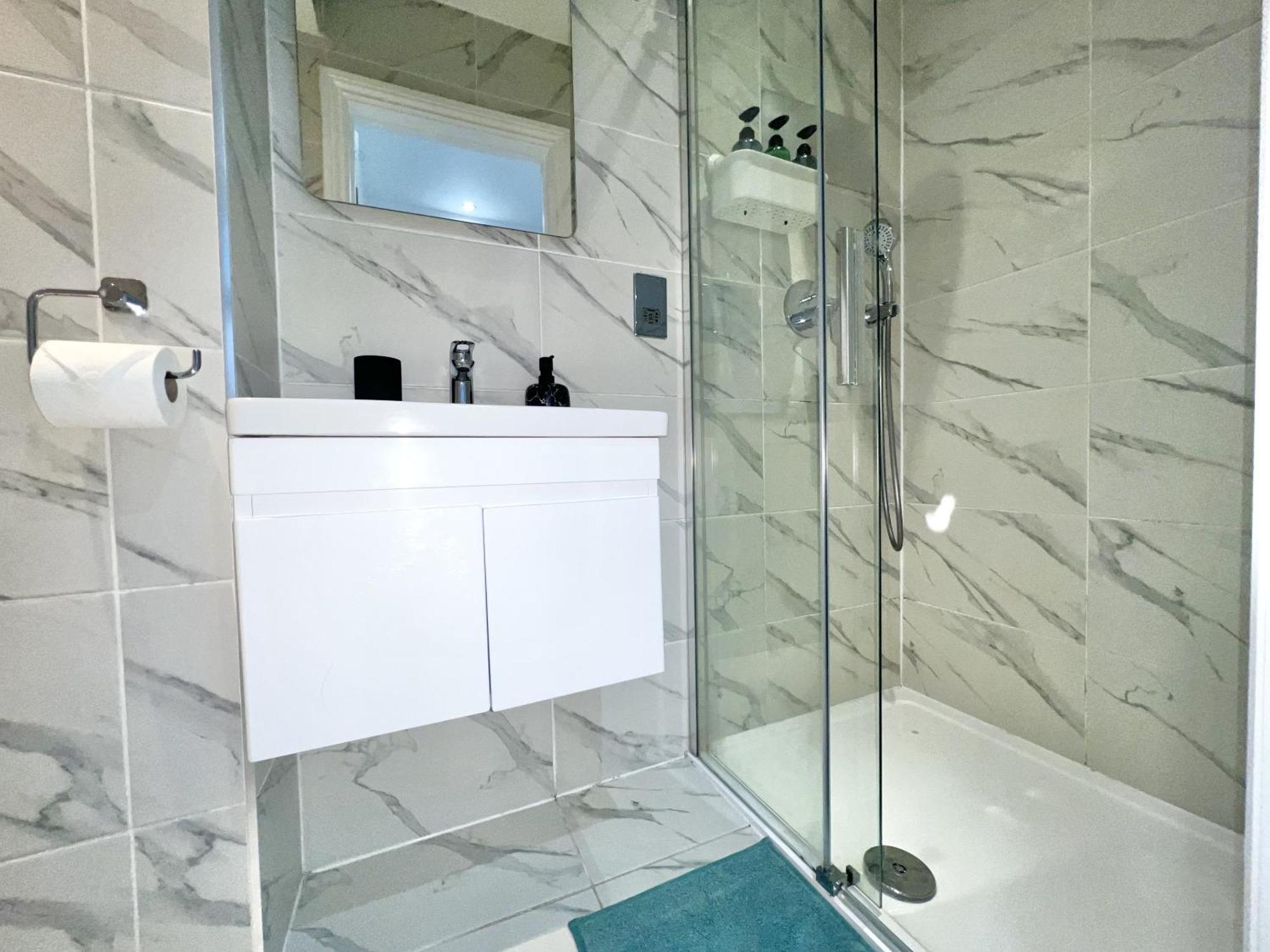 Three Bedroom Apartment By Dashh Properties Short Lets & Serviced Accommodation In Shepherds Bush Sleeps 9 With Free Wifi Londres
