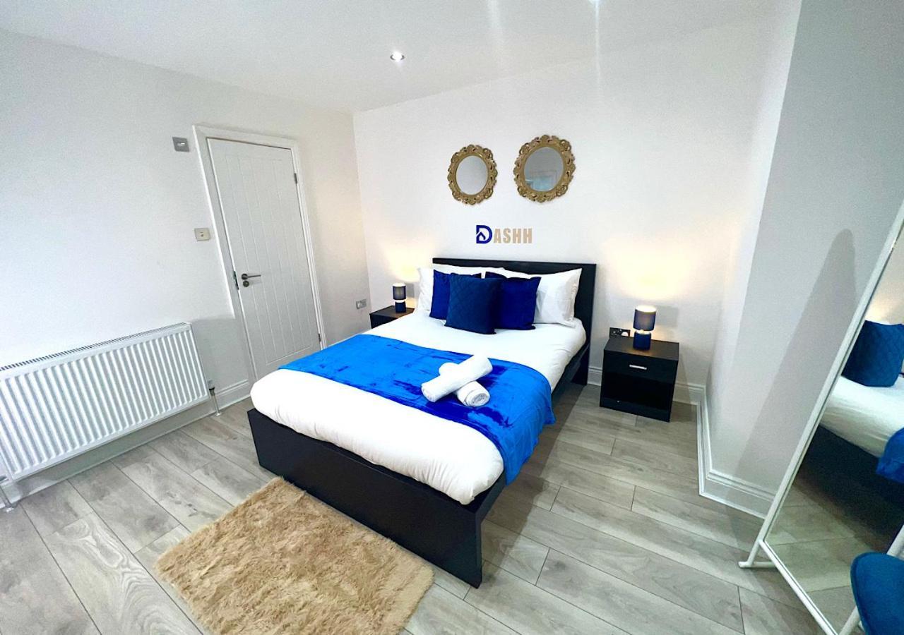 Three Bedroom Apartment By Dashh Properties Short Lets & Serviced Accommodation In Shepherds Bush Sleeps 9 With Free Wifi